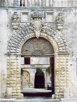 Detalle de la puerta de acceso