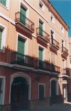 Fachada de la casa, en el centro del pueblo